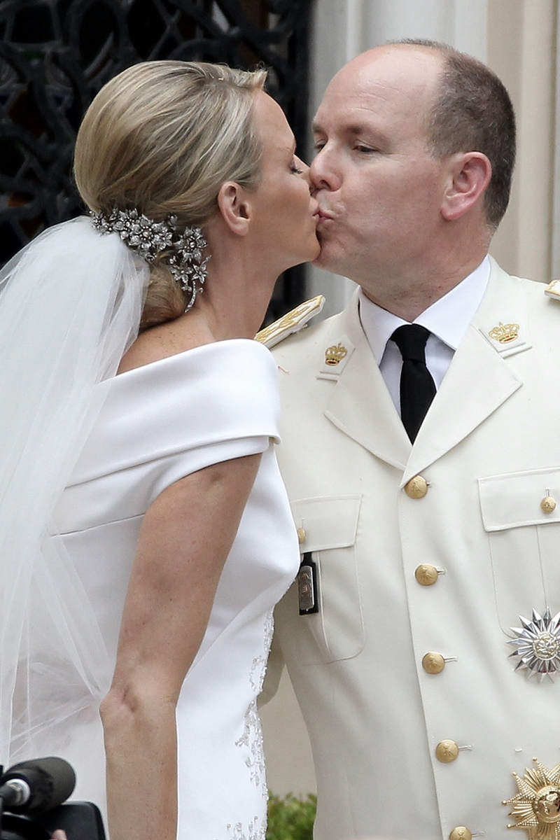 모나코 샤를린 대공비_아르마니-014.jpg