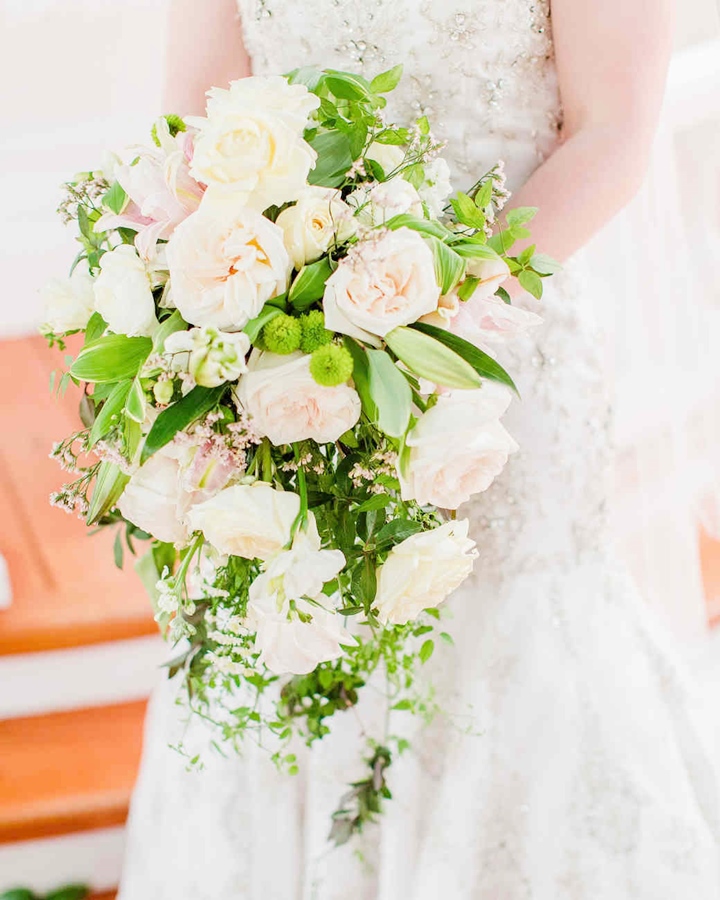 cascading-bouquets-lyndsey-paige-photography-0318_vert.jpg