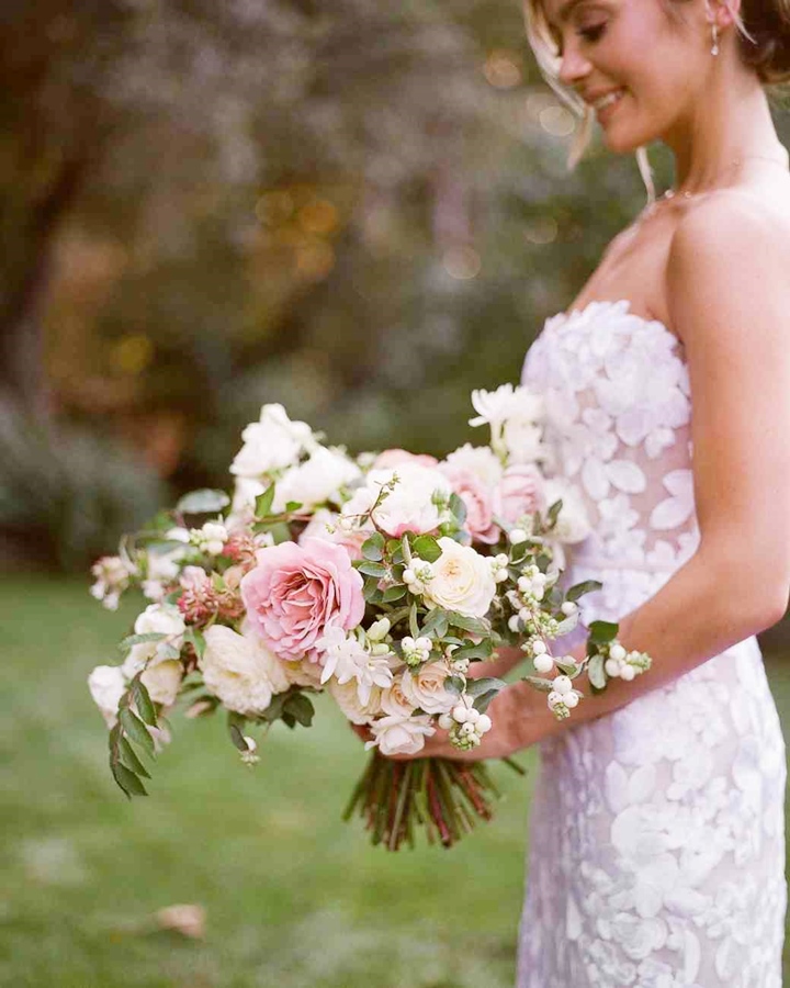 caitlin-michael-wedding-bouquet-0608-6496610-0718_vert.jpg