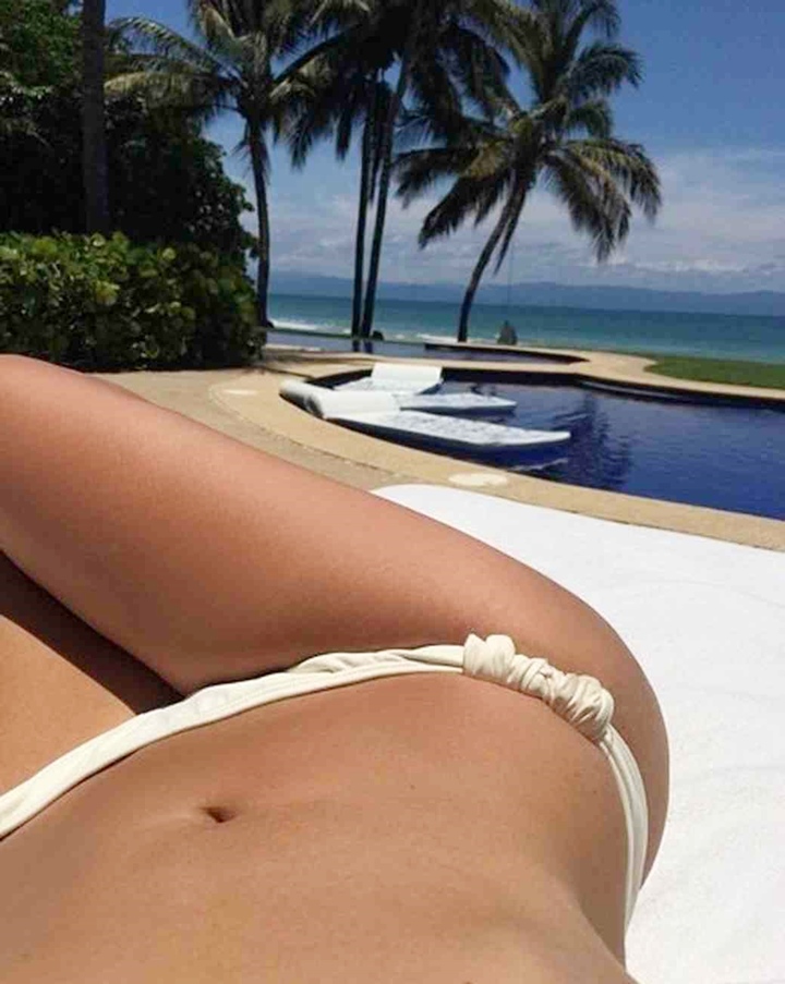 kim-kardashian-honeymoon-0117_vert.jpg