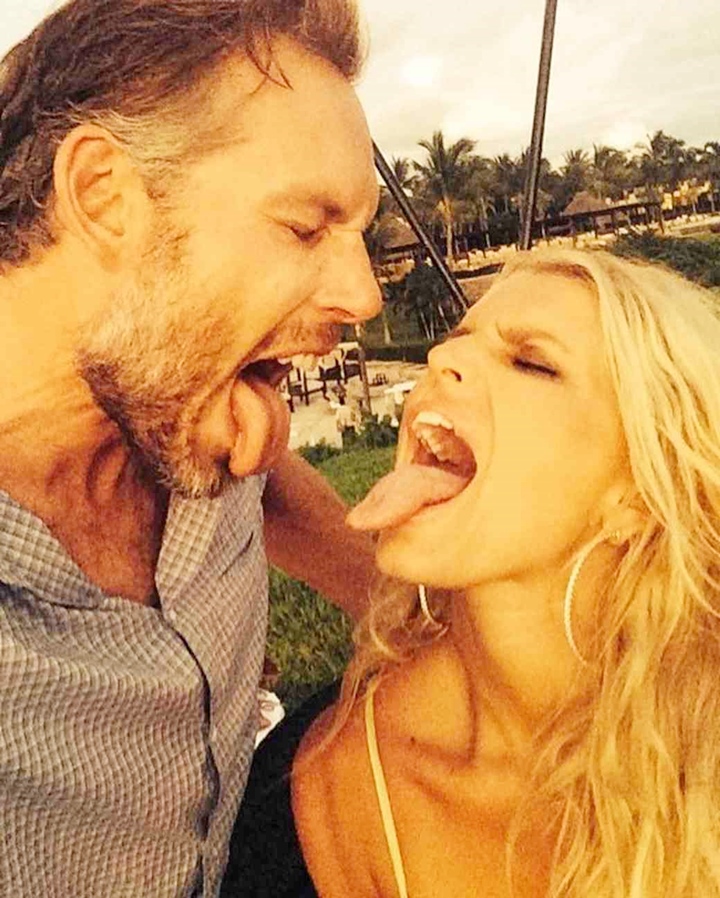 jessica-simpson-eric-johnson-honeymoon-0117_vert.jpg