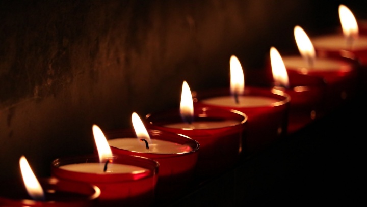 batch_tea-lights-2223898_1920.jpg
